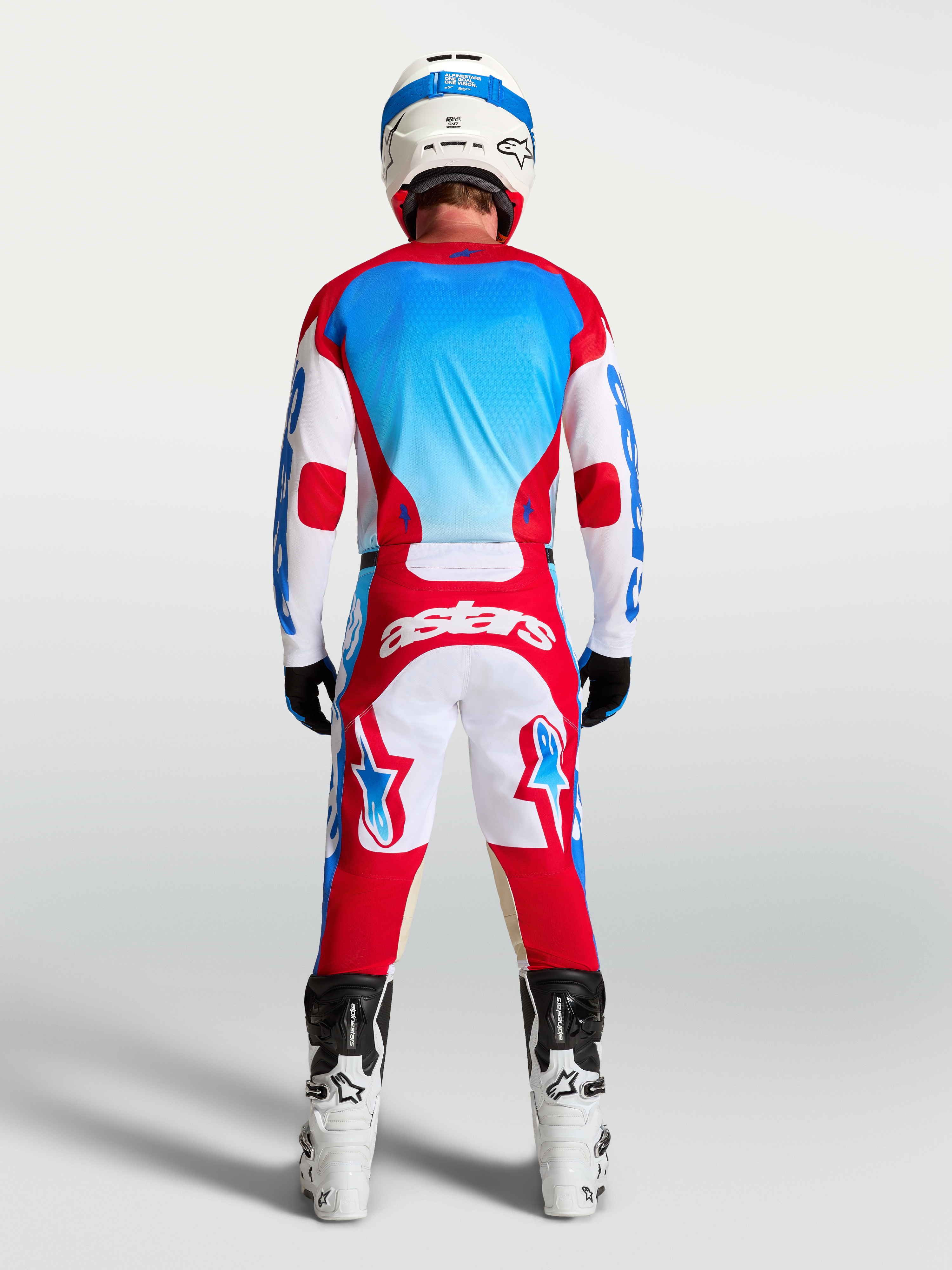 Alpinestars Racer Hunt byxor och Racer Hunt gear set, röda, vita och blåa motocrosskläder, vy bakifrån på modell.