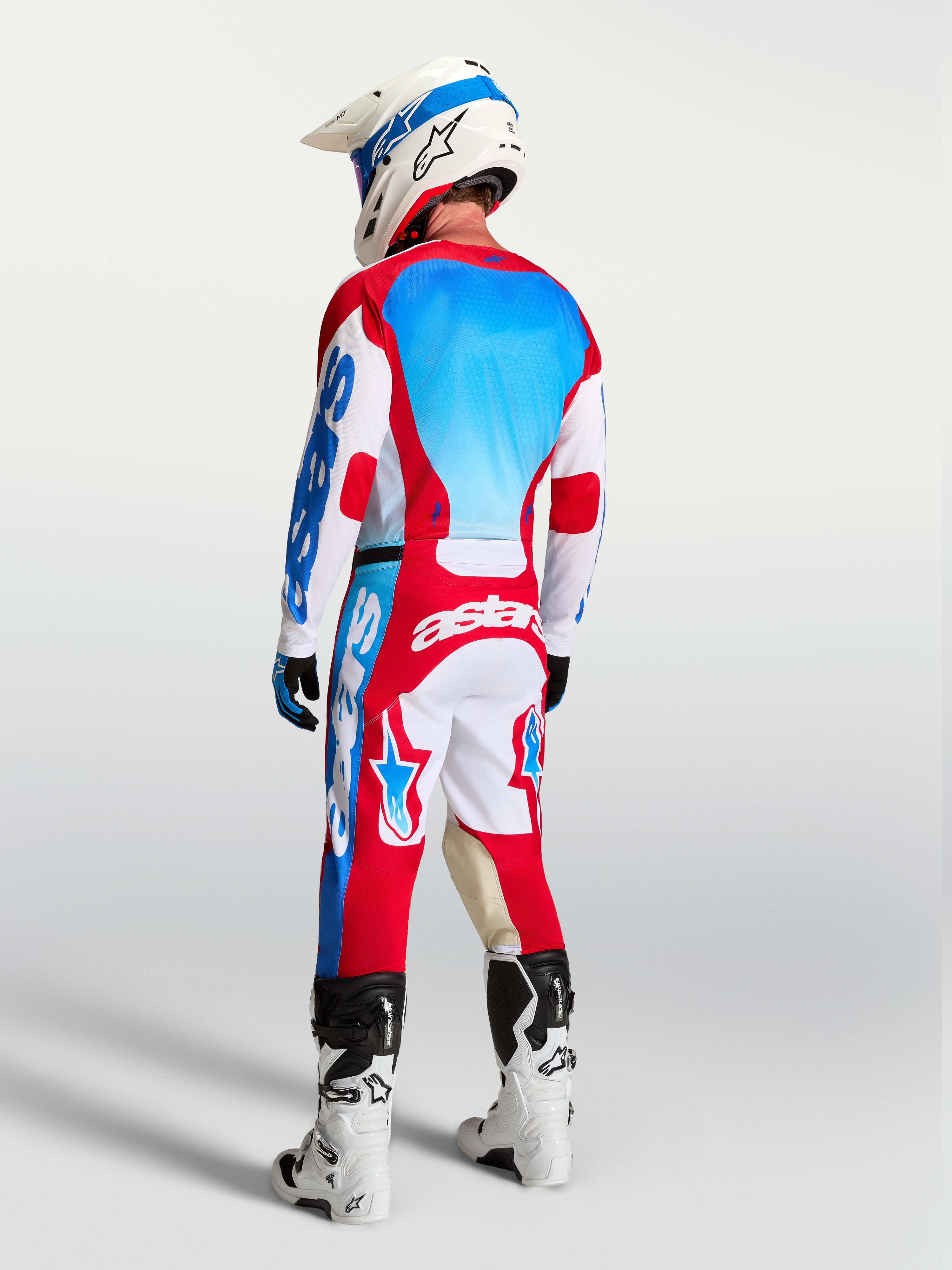Alpinestars Racer Hunt gear set och byxor, röd, vit och blå motocrossutrustning för herr, vy bakifrån på förare.