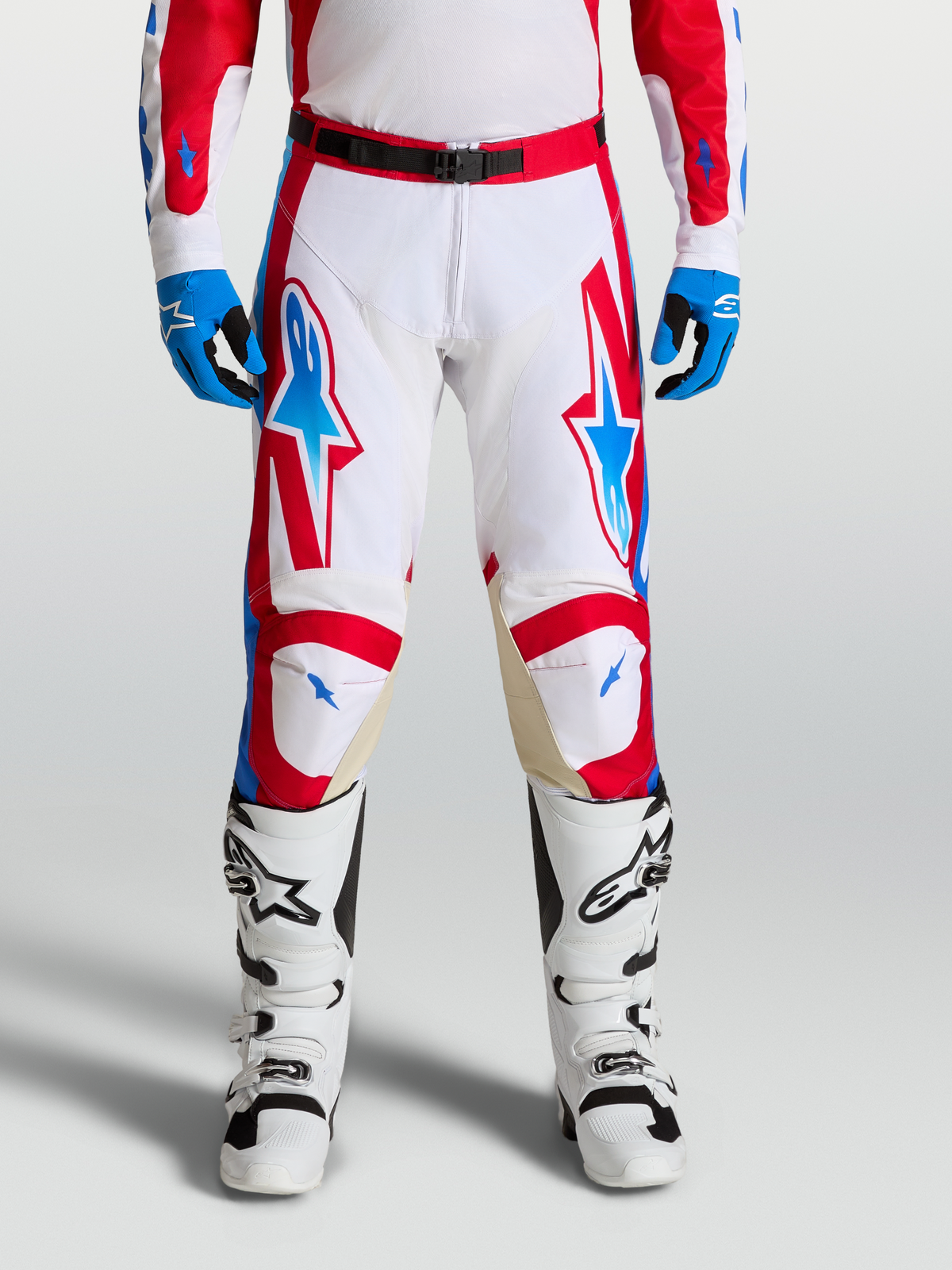 Alpinestars Racer Hunt byxor, motocrossbyxor i vitt, rött och blått, ergonomiskt förböjda ben med knäpaneler i läder.