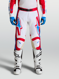 Alpinestars Racer Hunt byxor, motocrossbyxor i vitt, rött och blått, ergonomiskt förböjda ben med knäpaneler i läder.