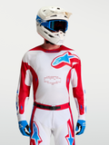 Alpinestars Racer Hunt tröja, motocrosströja för herrar, röd, vit och blå, fukttransporterande mesh, bärs av modell.