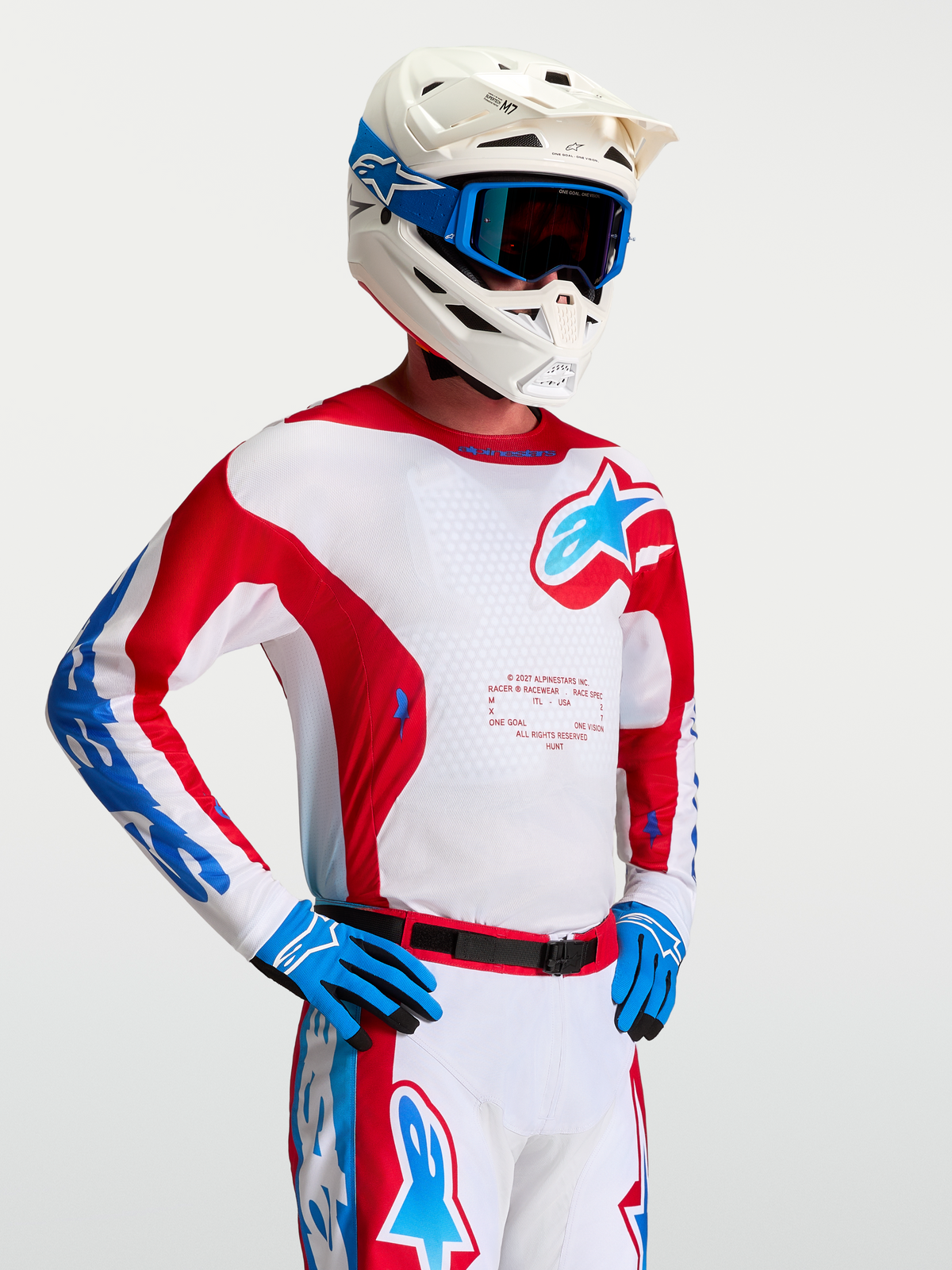 Alpinestars Racer Hunt tröja, vit och röd motocrosströja för herrar med blå accenter, fukttransporterande tekniskt material.