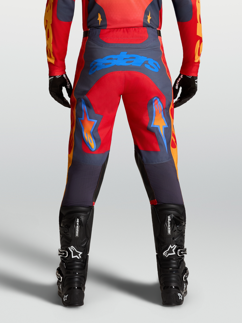 Alpinestars Racer Hunt byxor, herrmodell för motocross, röd och gråstone med blå Astars-logotyp på sätet.