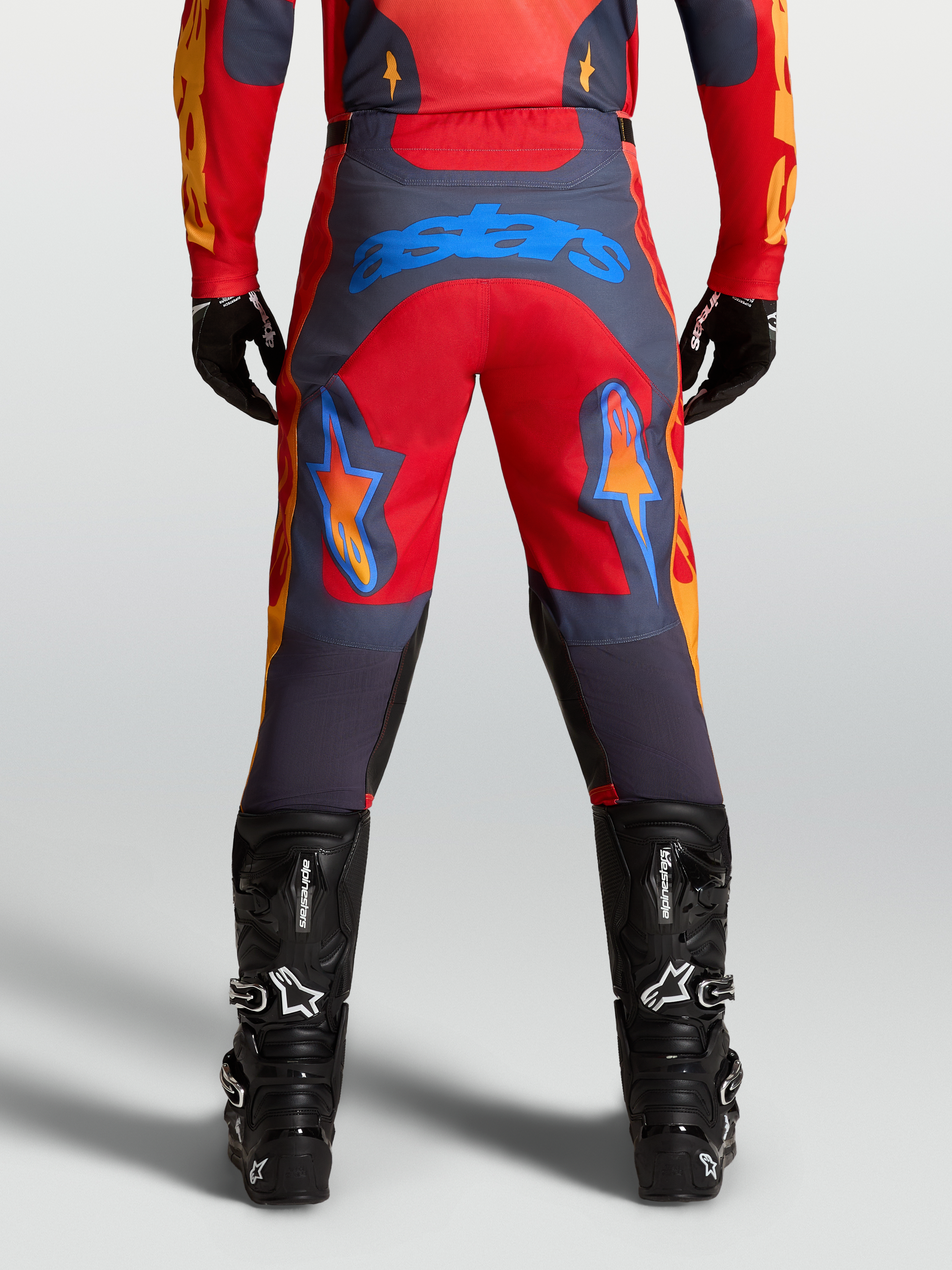 Alpinestars Racer Hunt byxor, herrmodell för motocross, röd och gråstone med blå Astars-logotyp på sätet.