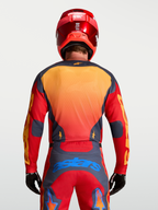 Alpinestars Racer Hunt tröja, MX-utrustning för herr, röd och grå med gula detaljer, sedd bakifrån på modell, lätt och ventilerat material för motocross.