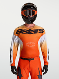 Alpinestars Racer Amber tröja, långärmad motocross-tröja för herrar, orange och vit, fukttransporterande polytyg, bärs av modell med hjälm och goggles
