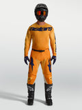 Alpinestars 2027 Racer Amber utrustningsset för herrar, orange och mörkblå motocrosströja med matchande byxor och stövlar.