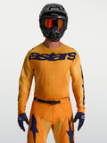 Alpinestars Racer Amber tröja, orange och mörkblå motocrosströja för herrar, fukttransporterande polytyg, med svart hjälm