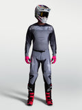 Alpinestars 2027 Racer Amber tröja och set för herr, grå och svart med rosa detaljer, visas på modell för terrängkörning