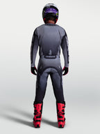 Alpinestars 2027 Racer Amber Gear Set, motocrossställ för herrar i grått och lila, vy bakifrån på modell.