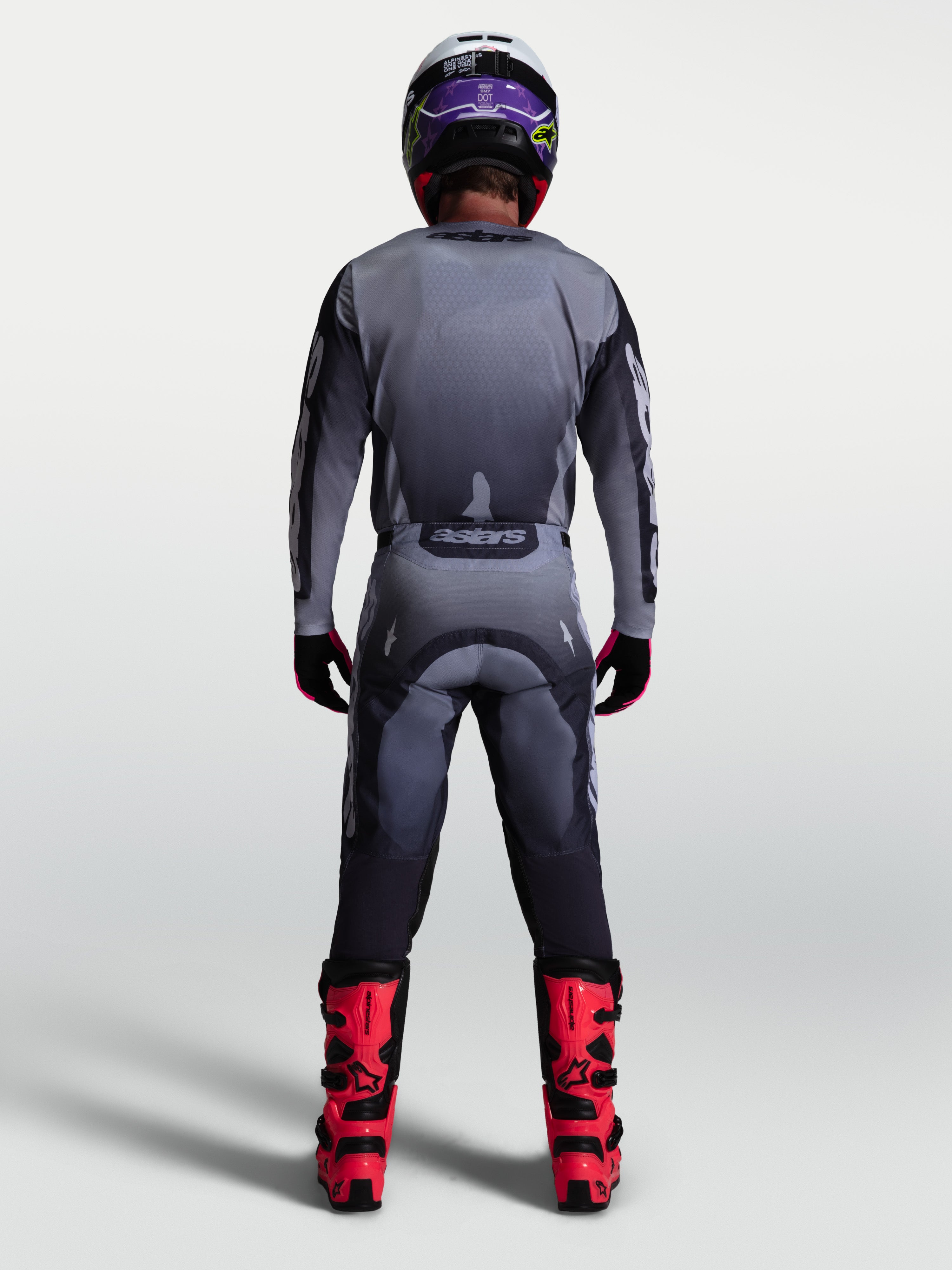 Alpinestars 2027 Racer Amber Gear Set, motocrossställ för herrar i grått och lila, vy bakifrån på modell.