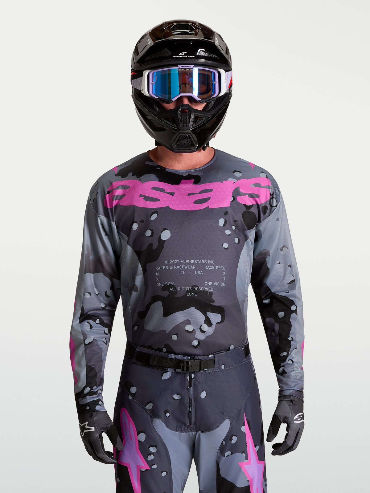 Alpinestars Racer Lone tröja, motocrosströja för herrar i grått kamouflage och lila, lätt polytyg bärs av modell framifrån.