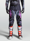 Alpinestars 2027 Racer Lone byxor, herrmotocrossbyxor i grå camo och lila med rosa stjärnloggor, bärs med matchande tröja, handskar och stövlar för terrängkörning.