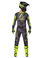 Alpinestars 2025 Racer Hollow Gear Set, motocrossutrustning i Dark Camo och Yellow Fluo, inkluderar långärmad tröja och matchande byxor, svart hjälm med neonfärgade accenter, lysande gula stövlar och handskar, koordinerad prestandautrustning för offroadkörning