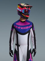Alpinestars 2026 Techstar Knif tröja, motocrosströja, svart, ljusgrå och lila, rosa Alpinestars-logotyp på bröstet, bärs med matchande färgglad hjälm och motocrossbyxor, atletisk tävlingspassform med laserskurna perforeringar för ventilation