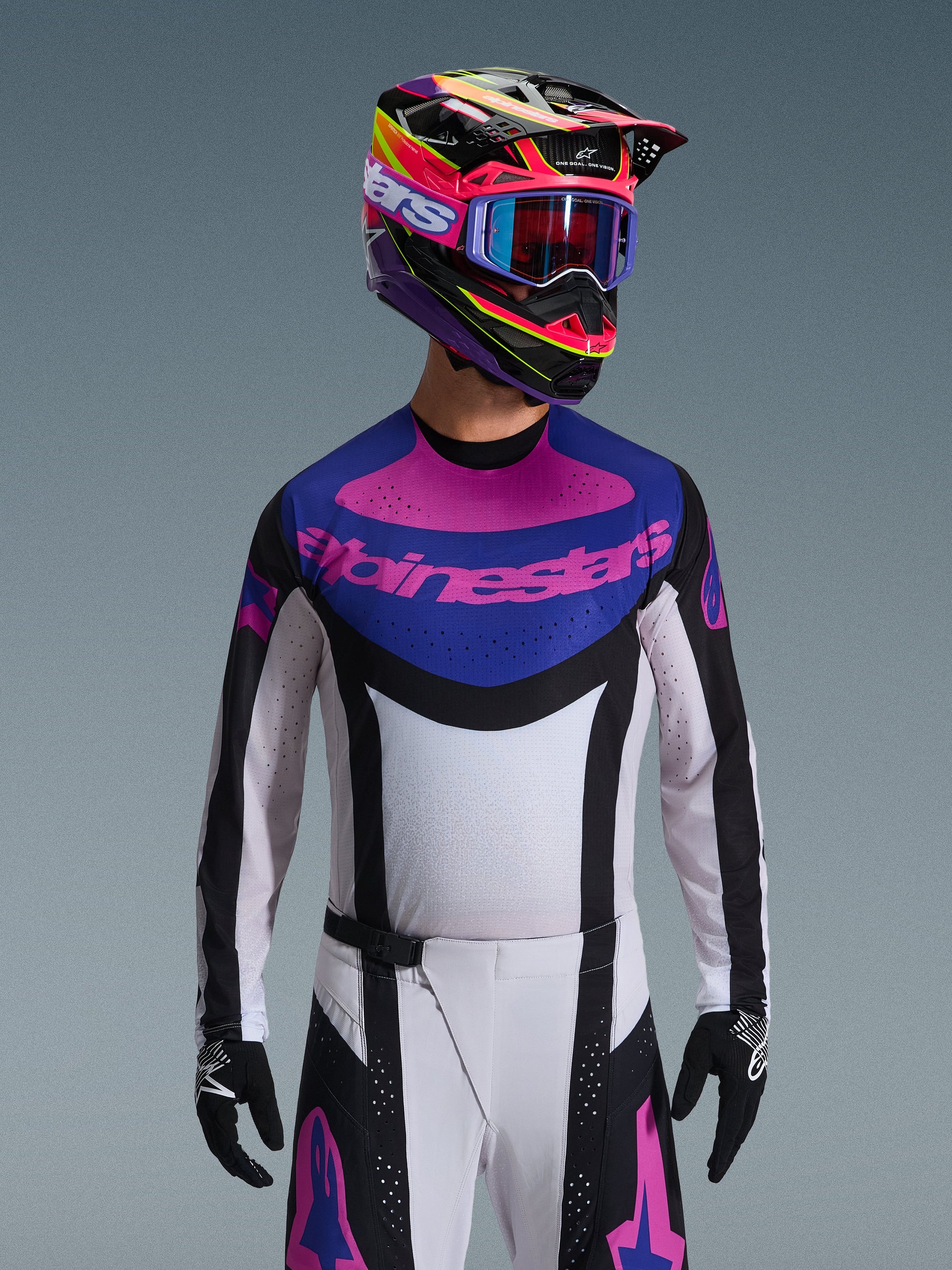 Alpinestars 2026 Techstar Knif tröja, motocrosströja, svart, ljusgrå och lila, rosa Alpinestars-logotyp på bröstet, bärs med matchande färgglad hjälm och motocrossbyxor, atletisk tävlingspassform med laserskurna perforeringar för ventilation