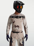 Alpinestars Racer Lone tröja i ökenkamouflage och svart, herrmotocrossutrustning på modell med hjälm och goggles.