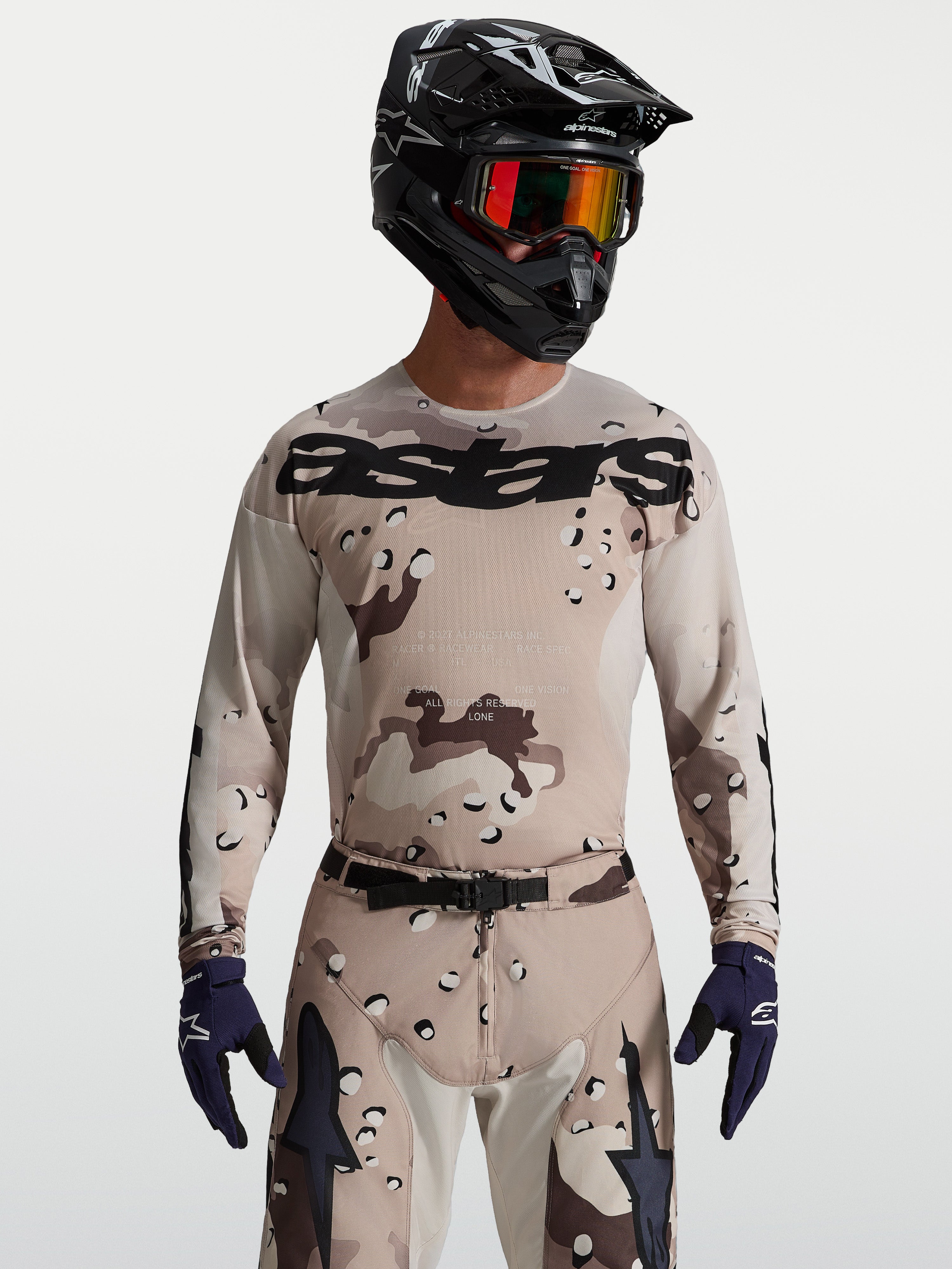 Alpinestars Racer Lone tröja i ökenkamouflage och svart, herrmotocrossutrustning på modell med hjälm och goggles.