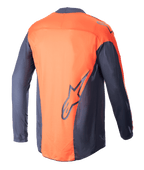 Alpinestars 2023 Techstar Arch Jersey, motocrosströja, mörkblå och starkt orange, sedd bakifrån, lättviktig meshkonstruktion, stor mörkblå Alpinestars-logotyp på nedre delen av ryggen, förlängt ryggparti för bättre täckning vid körning