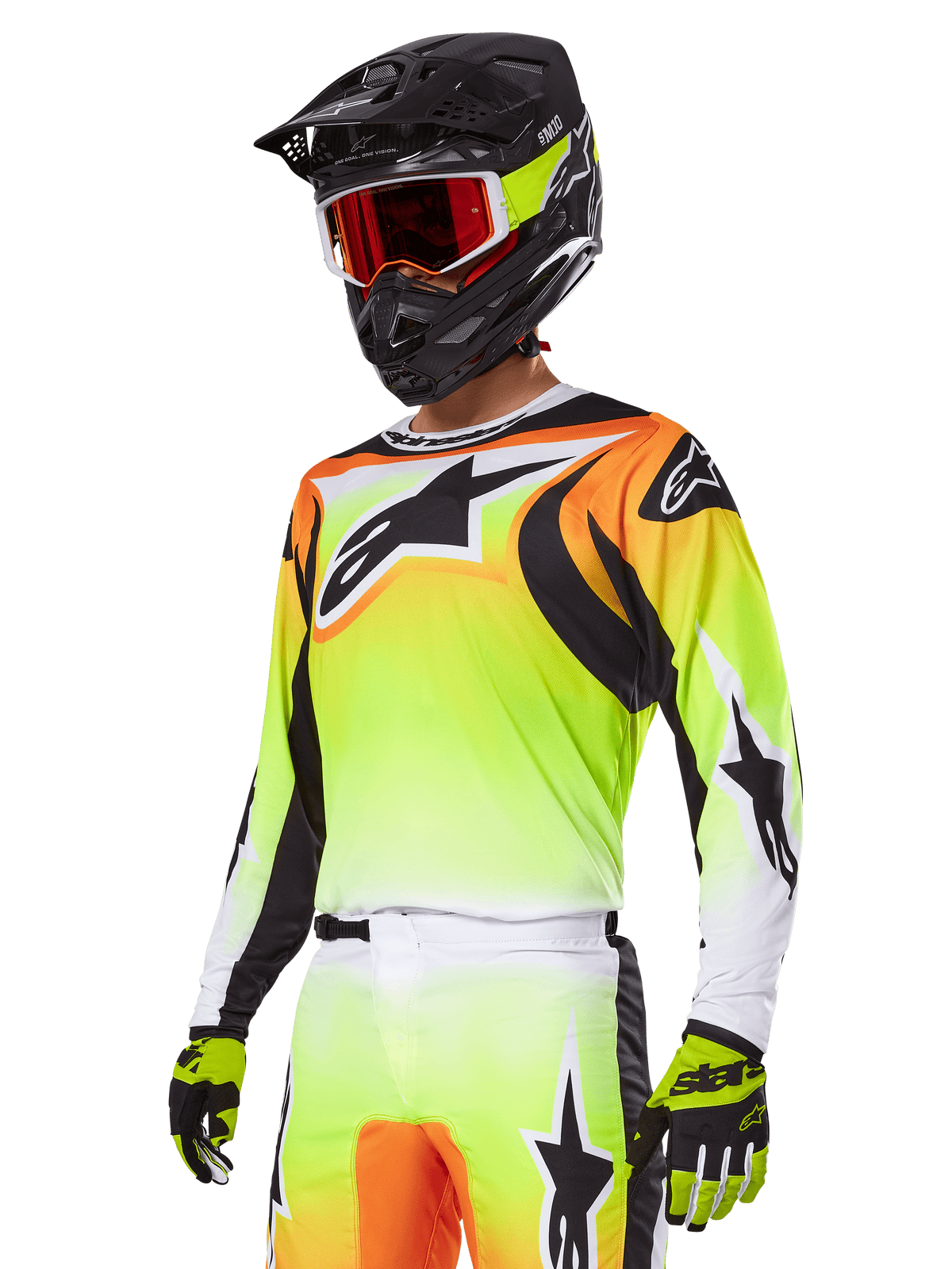 Motocrossförare klädd i Alpinestars 2025 Fluid Wurx utrustningsset, tröja med gul och orange gradient med svarta detaljer och stora stjärnlogotyper, matchande motocrossbyxor, svart helhjälm med rödtonade goggles och gula handskar, koordinerad högpresterande outfit för terrängkörning