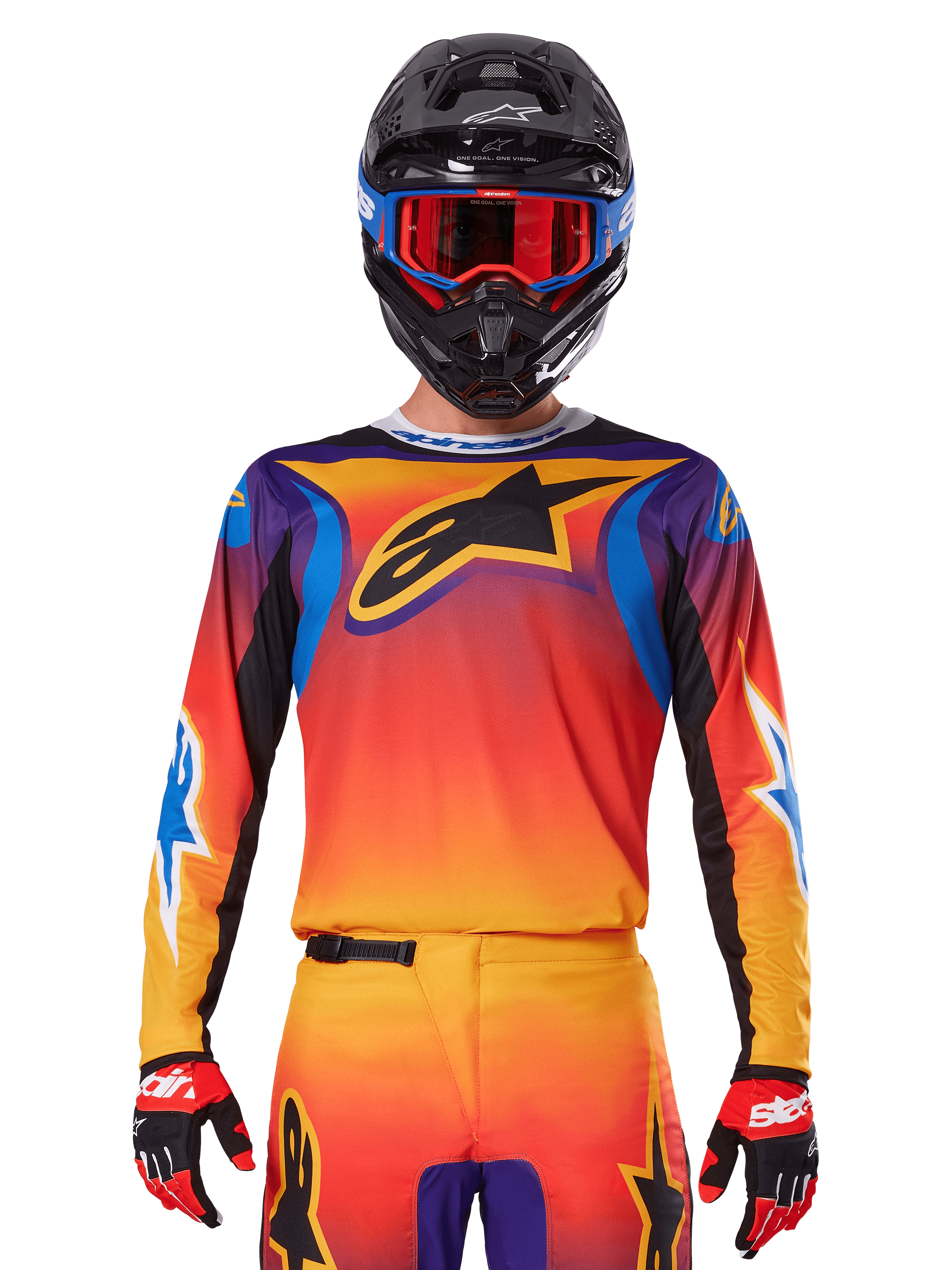 Alpinestars 2025 Fluid Wurx tröja, mångfärgad motocrosströja med orange och röd toning och lila accenter, bärs med matchande utrustning, svart hjälm med blå och röda goggles och röda handskar, med en stor svart stjärnlogotyp på bröstet.