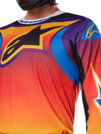 Alpinestars 2025 Fluid Wurx-tröja, mångfärgad design i vitt och orange, långärmad motocrosströja, avslappnad atletisk passform, fukttransporterande polytyg för terrängprestanda