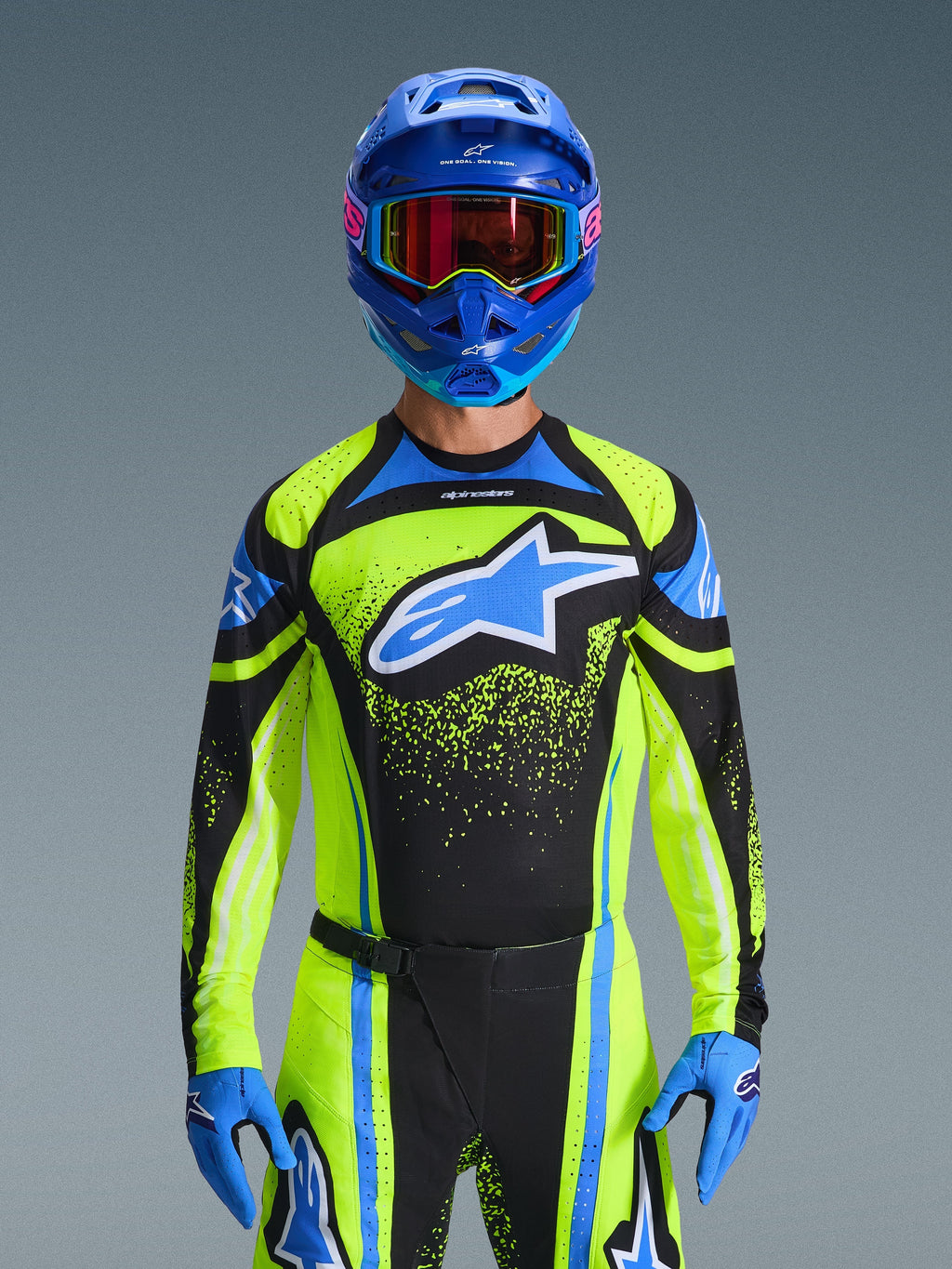 Motocrossförare som bär Alpinestars 2026 Techstar Nomur Jersey i Dark Navy och Yellow Fluo med blå accenter, med en stor blå logotyp på bröstet, matchande blå hjälm och goggles, koordinerad racingutrustning för terrängkörning