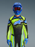 Motocrossförare som bär Alpinestars 2026 Techstar Nomur Jersey i Dark Navy och Yellow Fluo med blå accenter, med en stor blå logotyp på bröstet, matchande blå hjälm och goggles, koordinerad racingutrustning för terrängkörning