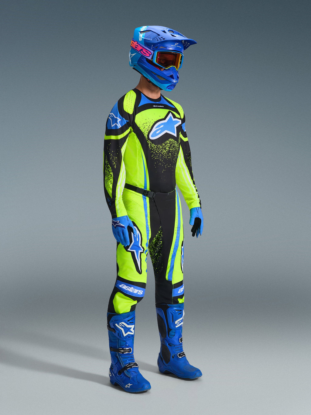 Motocrossförare i komplett racingutrustning, 2026 Techstar Nomur-tröja i Dark Navy och Yellow Fluo, matchande byxor, blå hjälm med goggles, blå stövlar och handskar, koordinerad outfit för terrängkörning