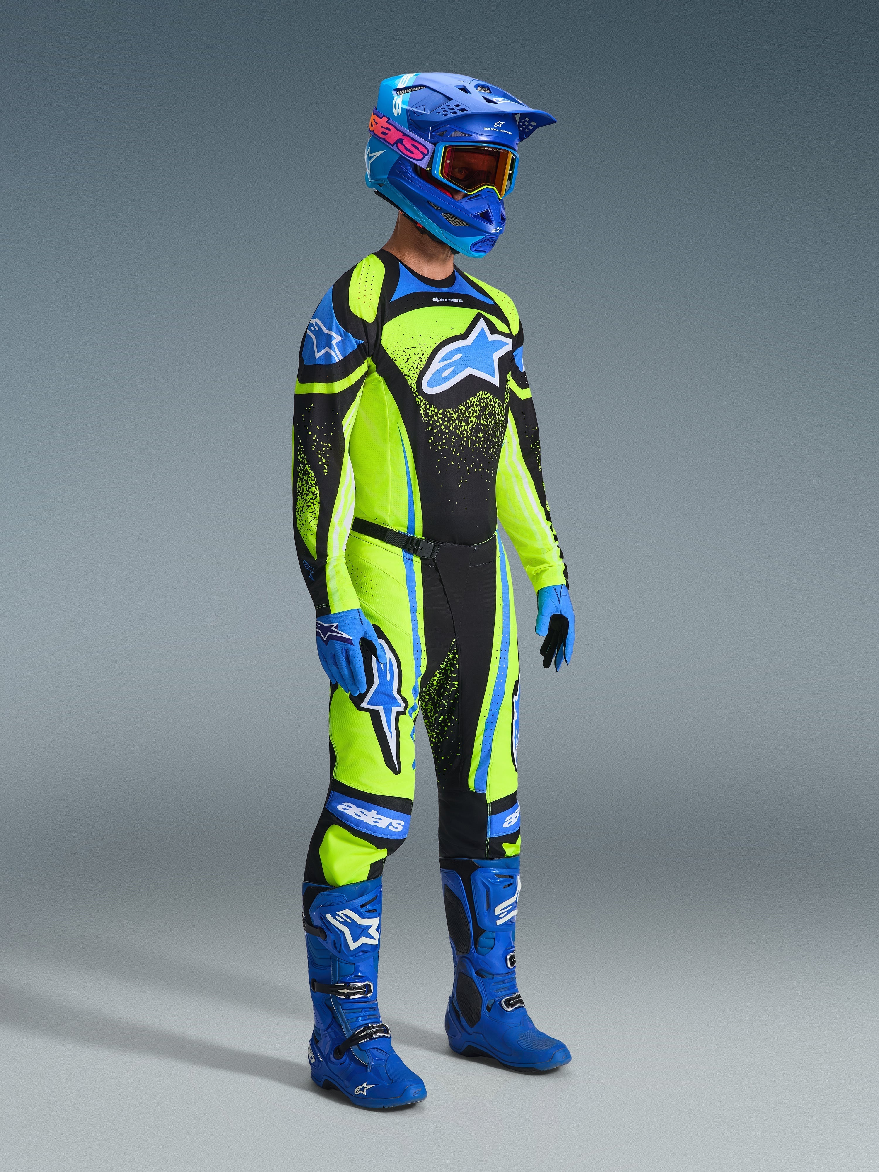 Motocrossförare i komplett racingutrustning, 2026 Techstar Nomur-tröja i Dark Navy och Yellow Fluo, matchande byxor, blå hjälm med goggles, blå stövlar och handskar, koordinerad outfit för terrängkörning