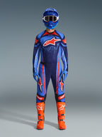 Motocrossförare iklädd Alpinestars 2026 Techstar Nomur-tröja i Dark Navy, Orange och UCLA Blue, matchande motocrossbyxor, blå hjälm med goggles och klarorange racingstövlar, komplett koordinerad utrustning för terrängtävling