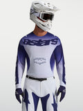 Alpinestars Racer Air Amber tröja, blå och vit motocrosströja i andningsbar mesh, bärs av modell med vit hjälm för terrängkörning, teknisk tävlingspassform.
