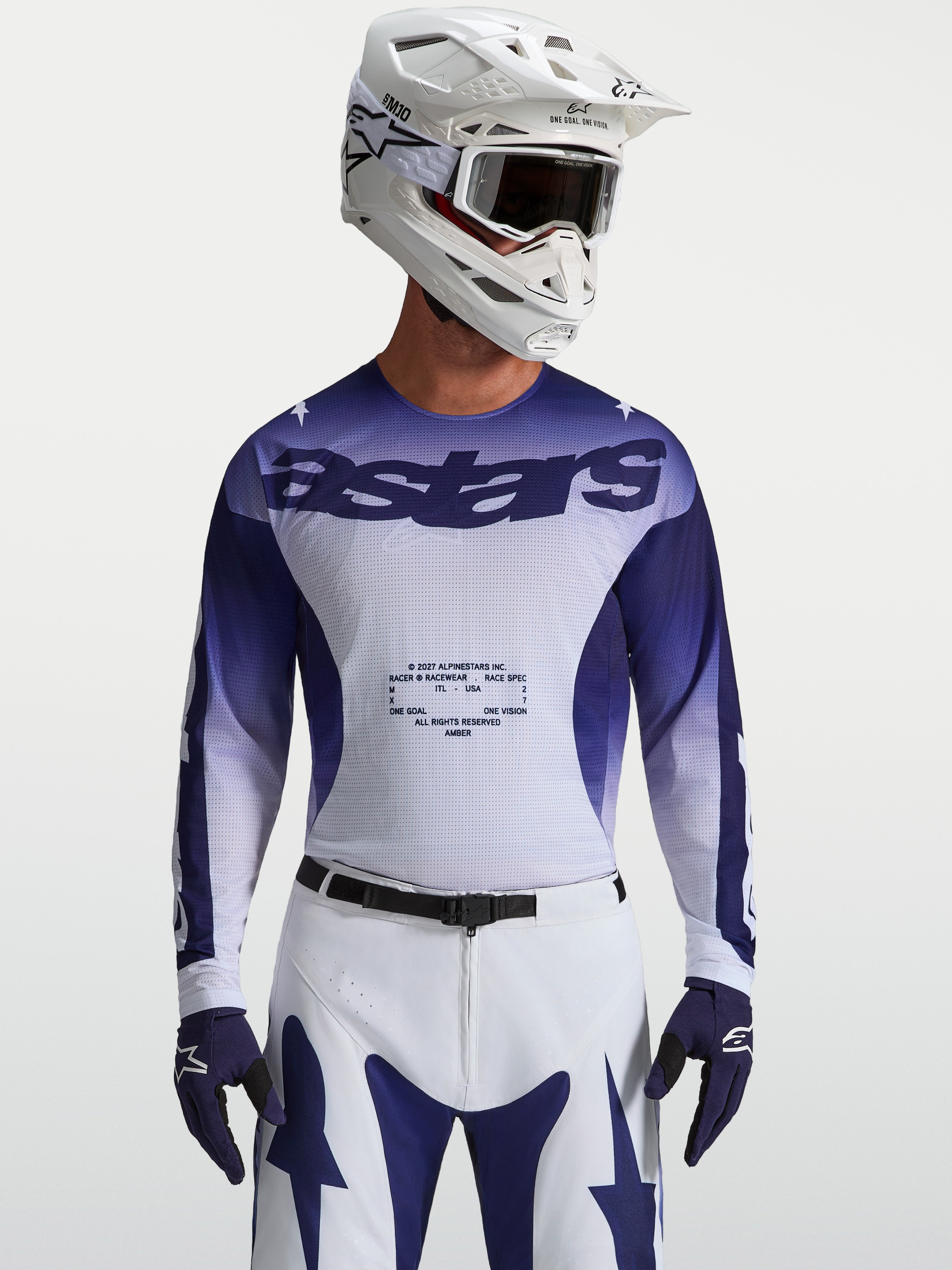 Alpinestars Racer Air Amber tröja, blå och vit motocrosströja i andningsbar mesh, bärs av modell med vit hjälm för terrängkörning, teknisk tävlingspassform.