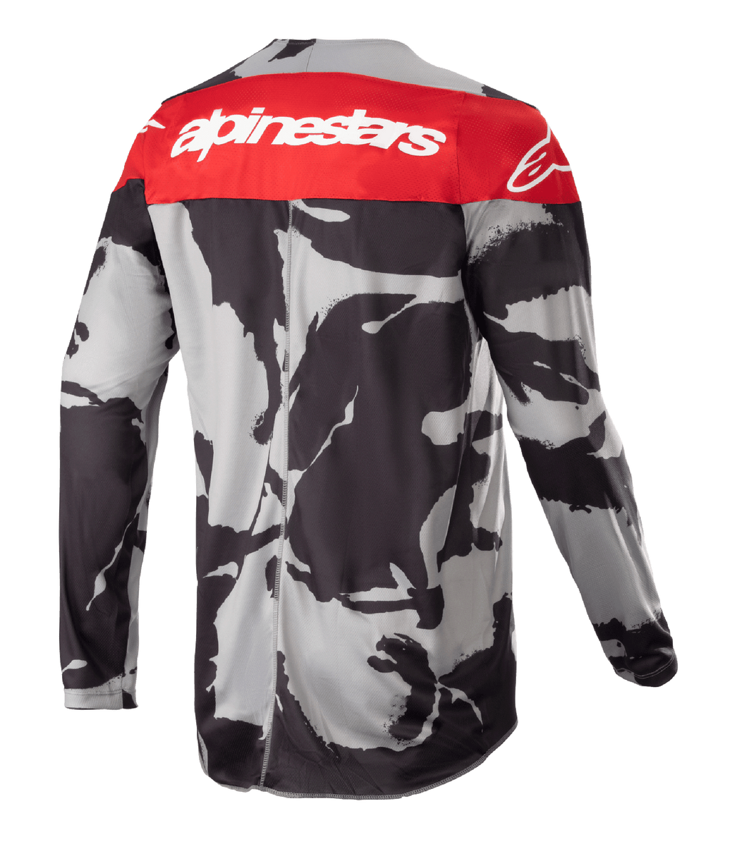 Alpinestars 2023 Racer Tactical-tröja, motocross-tröja, Cast Gray Camo och Mars Red, baksida med en röd övre panel med vit Alpinestars-logotyp och ett grå-svart kamouflagemönster, lätt prestandautrustning för terrängkörning