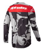 Alpinestars 2023 Racer Tactical-tröja, motocross-tröja, Cast Gray Camo och Mars Red, baksida med en röd övre panel med vit Alpinestars-logotyp och ett grå-svart kamouflagemönster, lätt prestandautrustning för terrängkörning