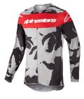 Alpinestars 2023 Racer Tactical Jersey, motocrosströja, Cast Gray Camo och Mars Red, framträdande röd bröstrand med vit Alpinestars-logotyp, svart och grått kamouflagemönster, långärmat tekniskt plagg för terrängkörning