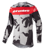 Alpinestars 2023 Racer Tactical Jersey, motocrosströja, Cast Gray Camo och Mars Red, framträdande röd bröstrand med vit Alpinestars-logotyp, svart och grått kamouflagemönster, långärmat tekniskt plagg för terrängkörning