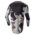 Alpinestars 2024 Racer Tactical-tröja, Iron Camo Dust Gray, baksida av långärmad motocrosströja med kamouflagemönster i grått, svart, ljusblått och tan, förlängd bakre fåll för ökad täckning.