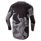 Alpinestars 2024 Racer Tactical tröja, motocrosströja, Cast Gray Camo Magnet, baksida som visar grått och svart kamouflagemönster, andningsbart material och förlängt bakstycke för bättre täckning