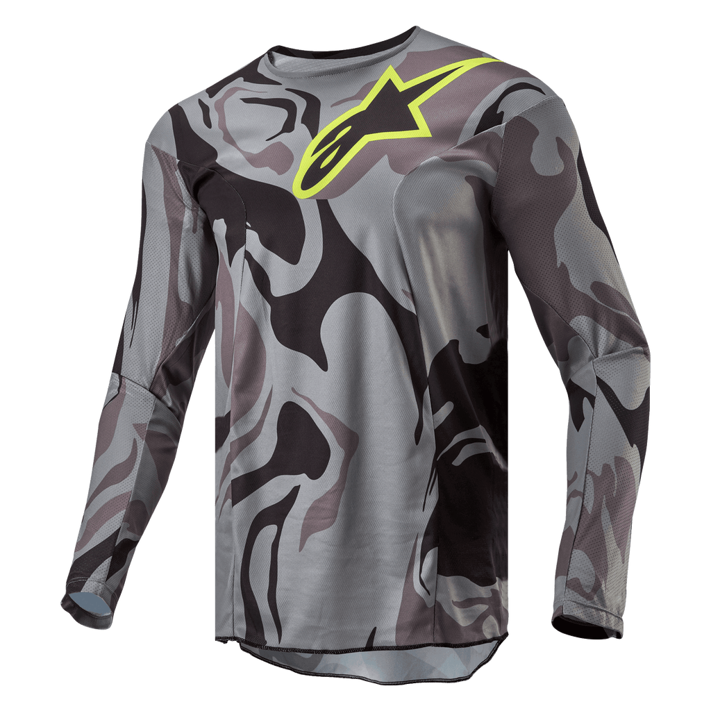 Alpinestars 2024 Racer Tactical-tröja, motocross-tröja, Cast Gray Camo Magnet, grått och svart kamouflagemönster med en klar gul Alpinestars-logotyp på bröstet, långa ärmar, högpresterande utrustning för terrängkörning