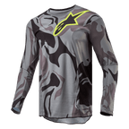 Alpinestars 2024 Racer Tactical-tröja, motocross-tröja, Cast Gray Camo Magnet, grått och svart kamouflagemönster med en klar gul Alpinestars-logotyp på bröstet, långa ärmar, högpresterande utrustning för terrängkörning