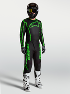 Alpinestars Fluid Apex V2 byxor, motocrossbyxor för herr, svart och grön fluo, ergonomisk passform, visas med vita stövlar
