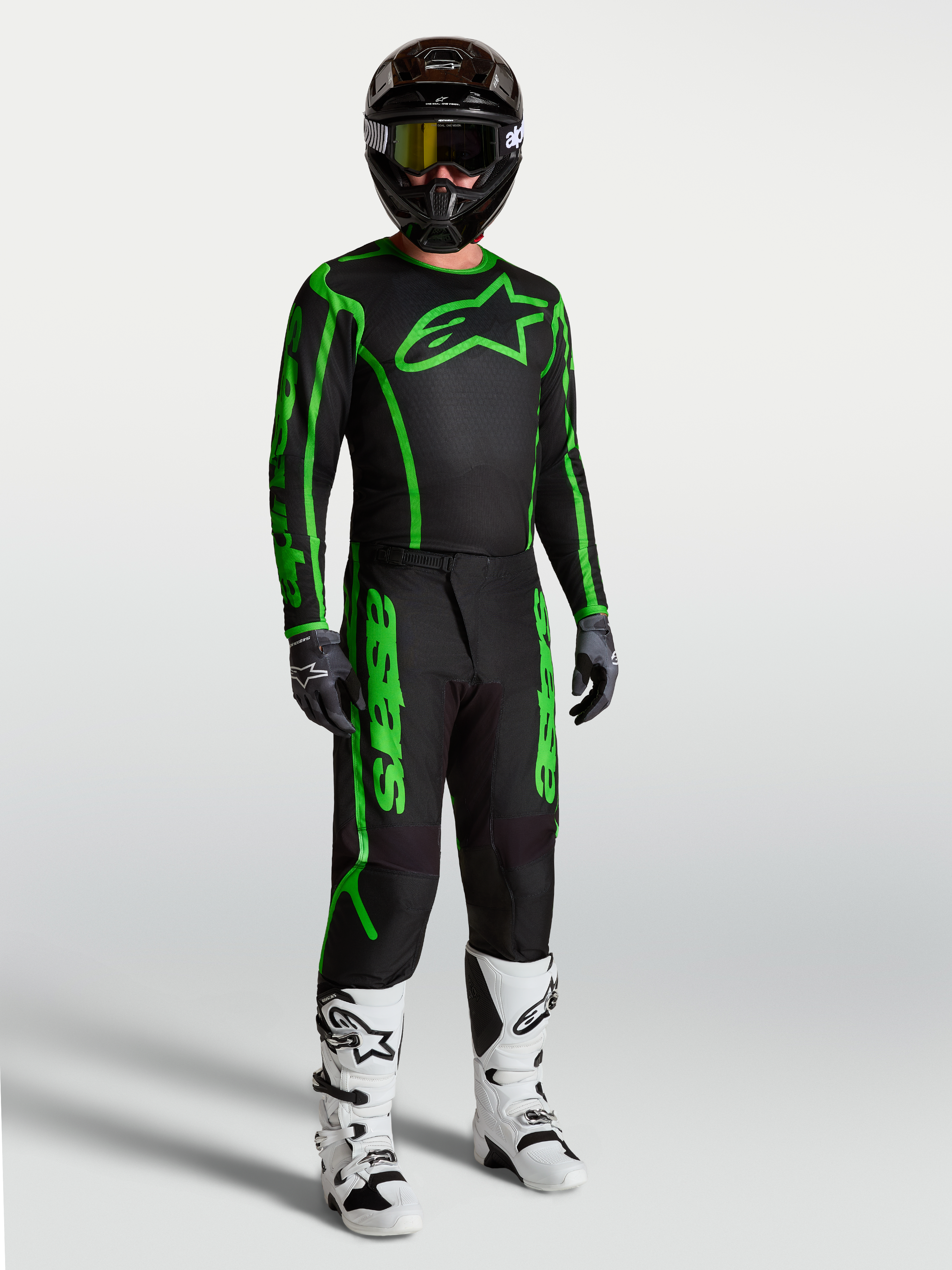 Alpinestars Fluid Apex V2 byxor, motocrossbyxor för herr, svart och grön fluo, ergonomisk passform, visas med vita stövlar