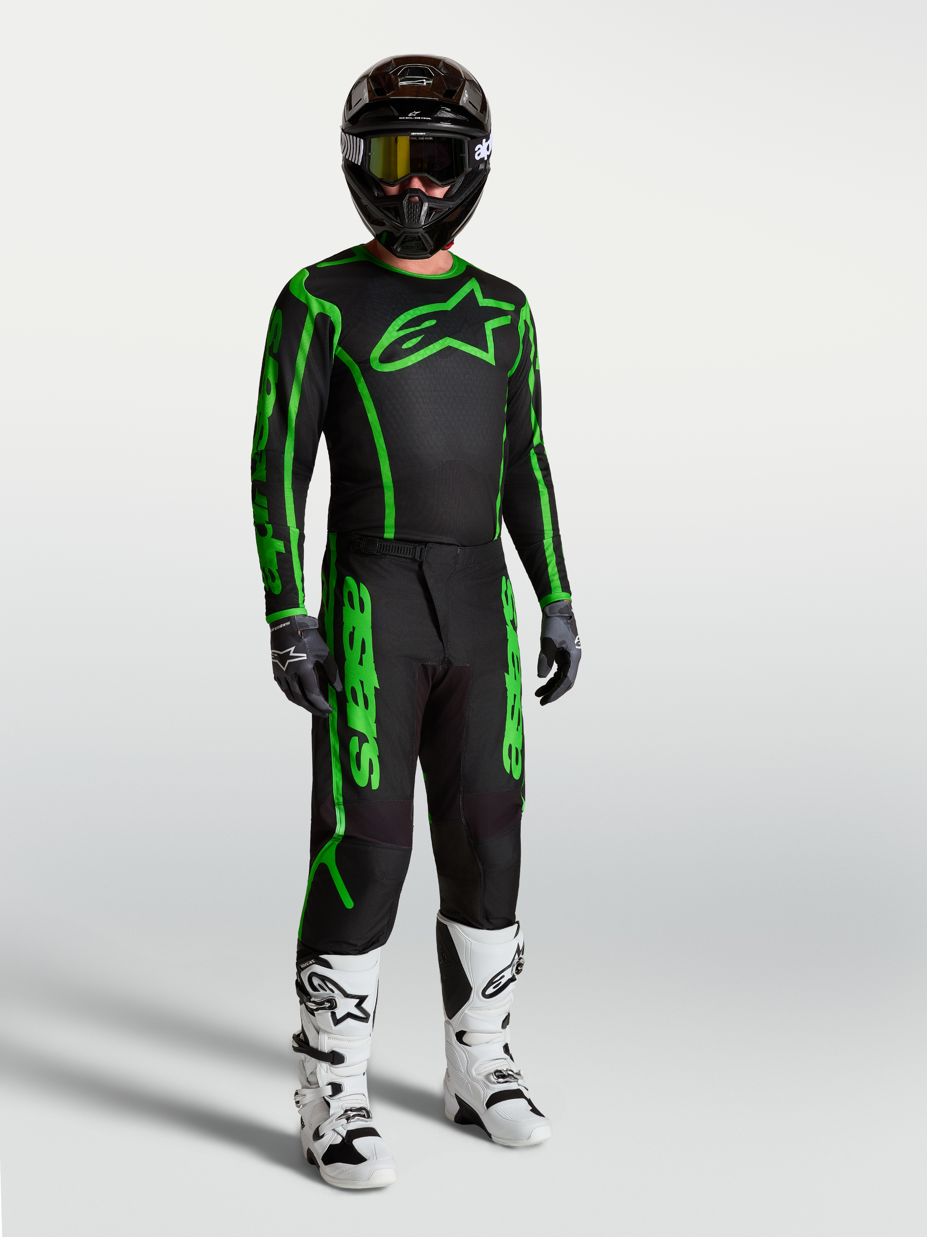 Alpinestars Fluid Apex V2 tröja, motocrossutrustning för herr, svart och neongrön, modell med matchande byxor och stövlar.