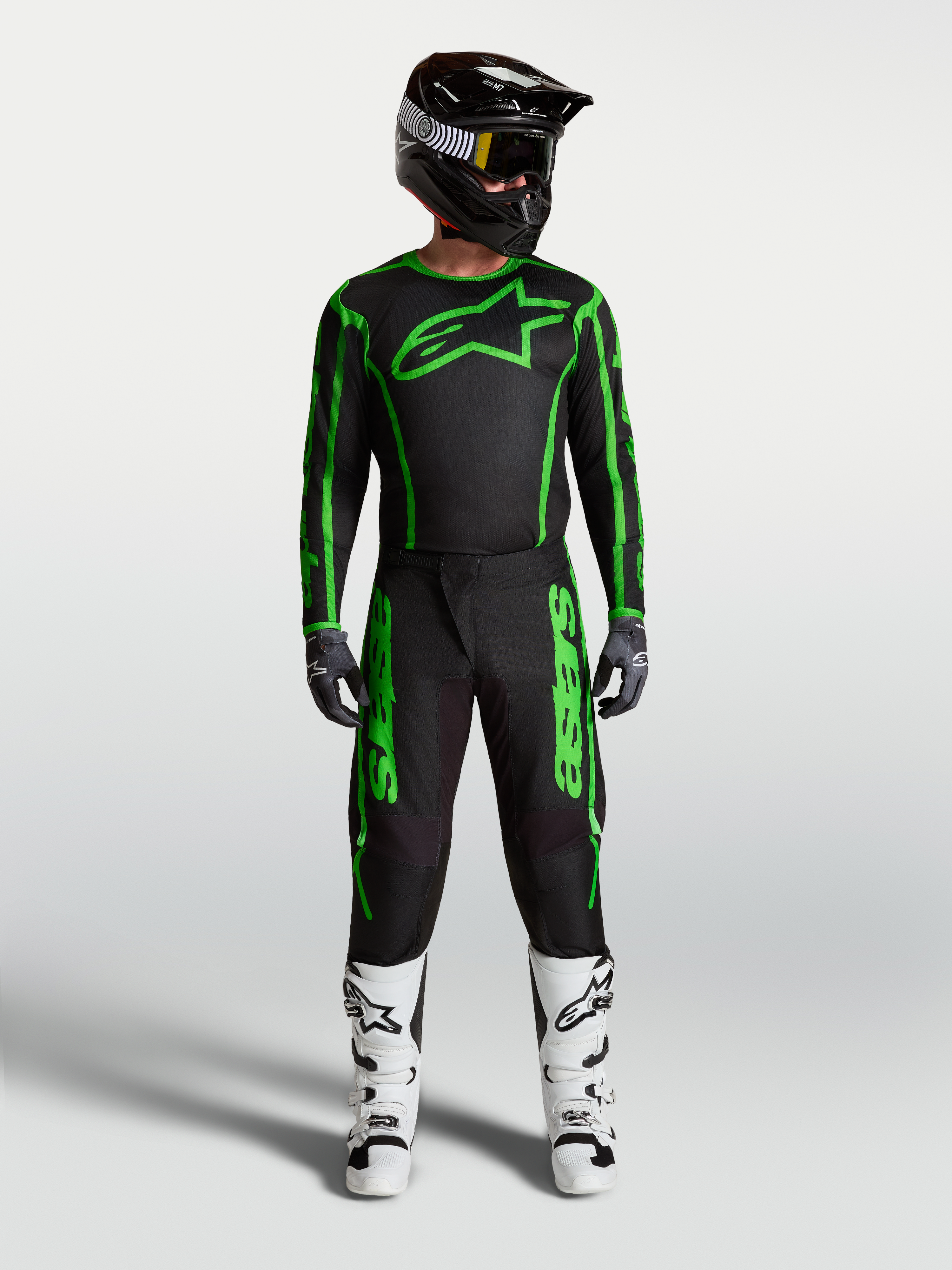 Alpinestars Fluid Apex V2 tröja och gear set, svart och neongrön motocrossutrustning för herr med vita motorcykelstövlar.