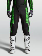 Alpinestars 2027 Fluid Apex V2 byxor, herrmotocrossbyxor i grönt och svart med förstärkta knän och vita stövlar.