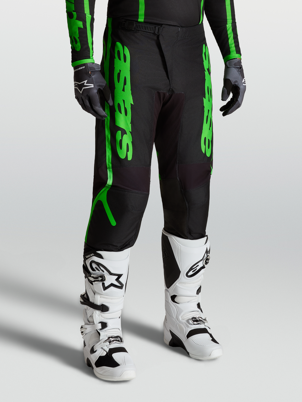 Alpinestars Fluid Apex V2 byxor, svarta och neongröna motocrossbyxor för herr, förstärkt 600D polytyg och stretchpaneler.