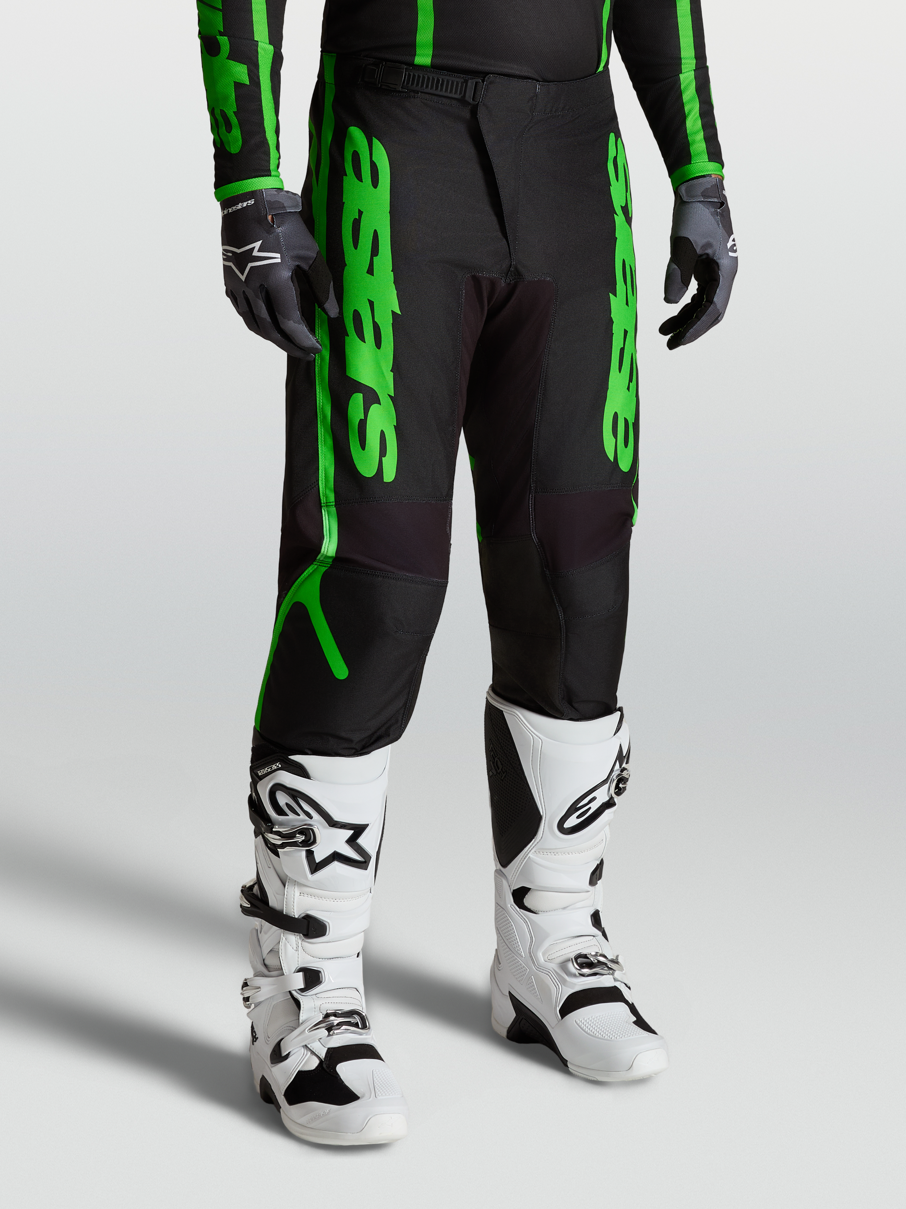 Alpinestars Fluid Apex V2 byxor, svarta och neongröna motocrossbyxor för herr, förstärkt 600D polytyg och stretchpaneler.