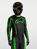 Alpinestars Fluid Apex V2 tröja, svart och grön fluo motocrosströja för herrar, bärs av modell, fukttransporterande material.