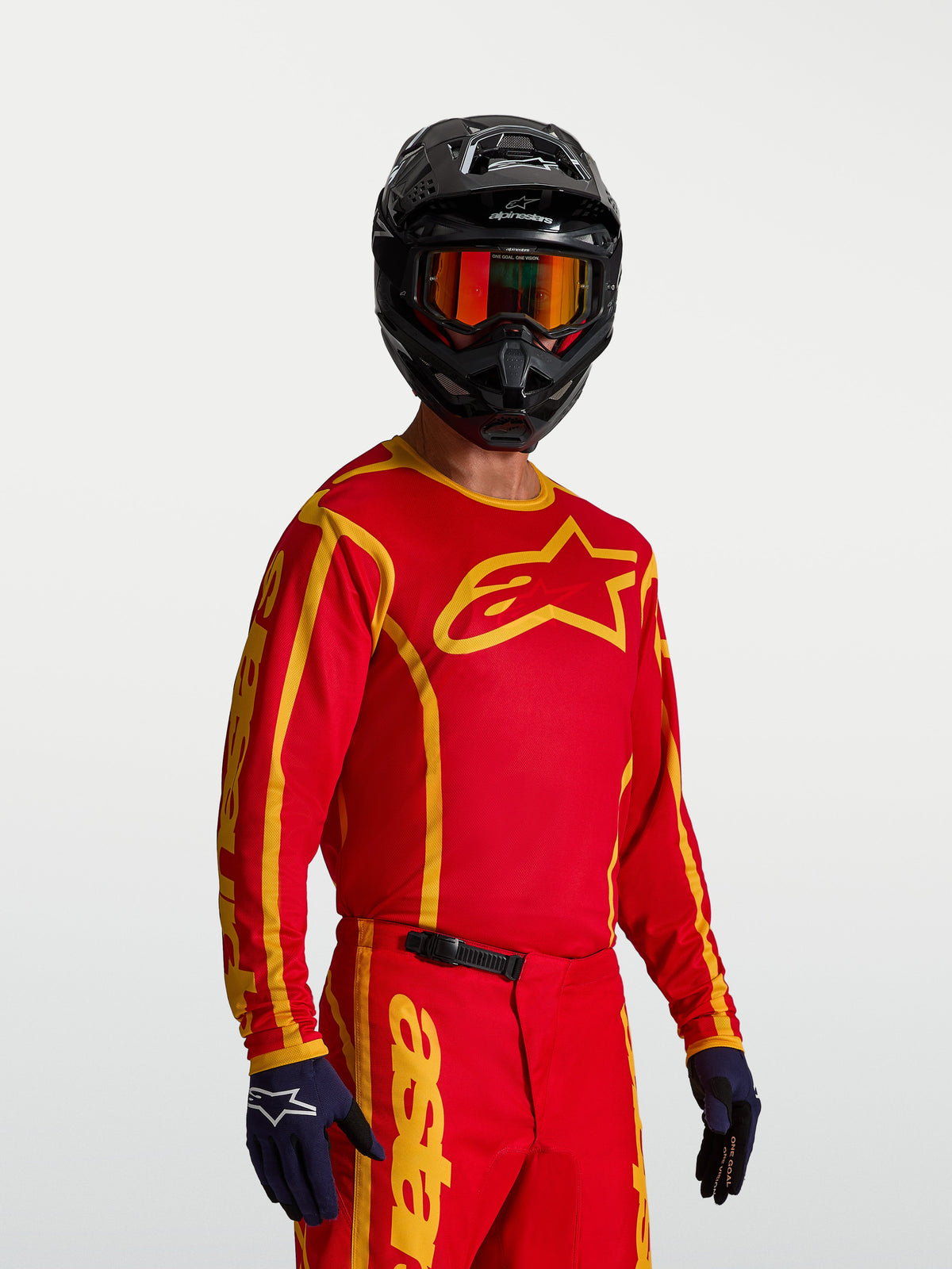 Alpinestars Fluid Apex V2 herr-motocrosströja i röd och guld, ventilerande lättviktsmaterial för terrängkörning.